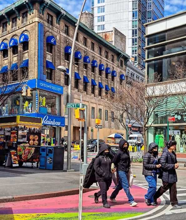 Pourquoi des migrants sont-ils logés dans des hôtels de luxe à New York?