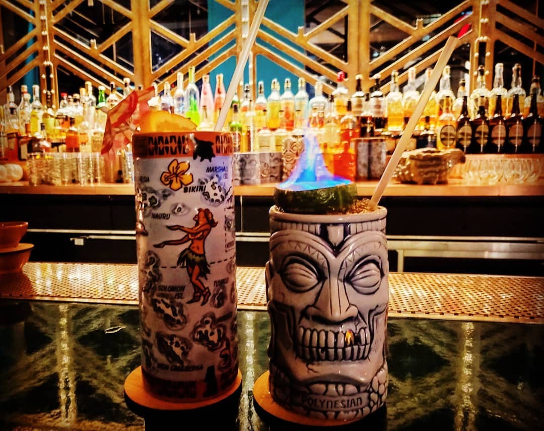 Bars Tikis à New York: Où Boire des Cocktails Exotiques?
